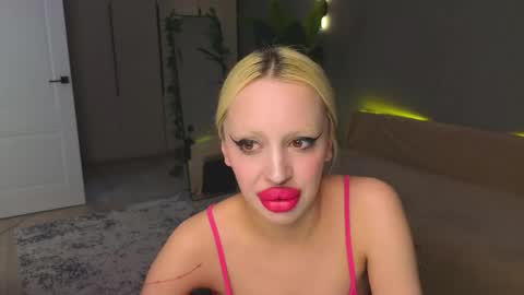Snapshot of luna_beverly chatting on April 29, 9:54 pm luna_beverly online show from April 29, 9:54 pm