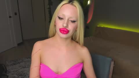 Snapshot of luna_beverly chatting on April 30, 10:36 pm luna_beverly online show from April 30, 10:36 pm
