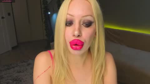 Snapshot of luna_beverly chatting on May 1, 8:24 pm luna_beverly online show from May 1, 8:24 pm