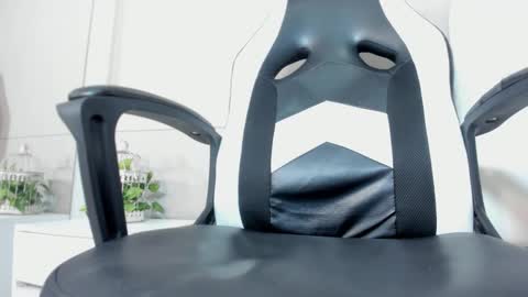 luna_bradley_ online show from March 24, 12:21 pm