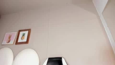 luna_bradley_ online show from March 25, 12:22 pm