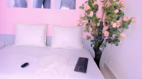 luna_diaz1 online show from February 24, 7:45 pm