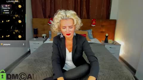 luna_lew1s online show from December 17, 9:15 am