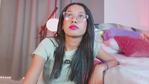 Snapshot of luna_valen chatting on November 21, 8:18 pm luna_valen online show from November 21, 8:18 pm