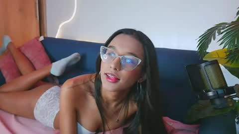 luna_valen online show from May 29, 4:10 am