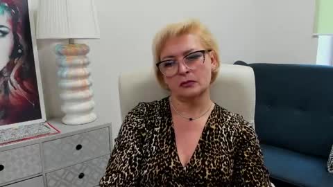 L u n a online show from May 14, 7:15 am