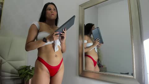 lunaasmithh online show from April 29, 11:25 am