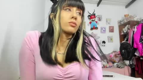 lunacristal_moon online show from June 18, 8:25 am