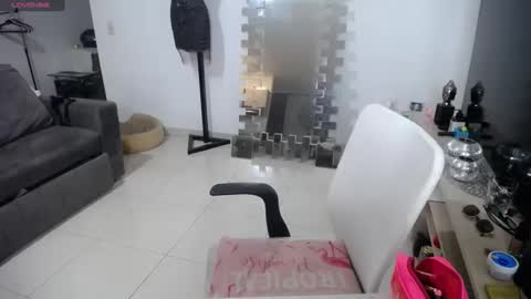 Snapshot of lunagardners chatting on September 19, 1:40 am lunagardners online show from September 19, 1:40 am