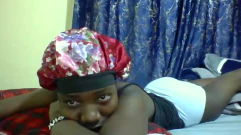 lunah_kitty online show from May 12, 9:01 pm