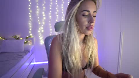 Snapshot of lunaink_ chatting on December 8, 5:07 am Laura online show from December 8, 5:07 am