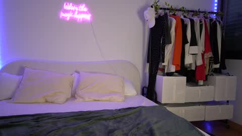 Snapshot of lunaink_ chatting on February 27, 7:12 am Laura online show from February 27, 7:12 am