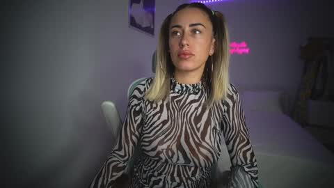 Snapshot of lunaink_ chatting on September 30, 8:52 am Laura online show from September 30, 8:52 am