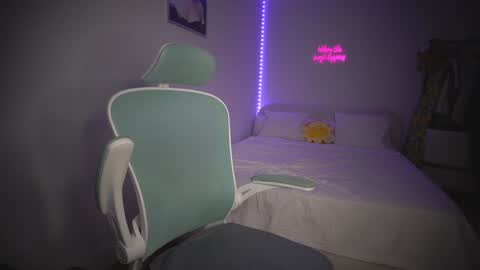 Snapshot of lunaink_ chatting on October 15, 6:02 am Laura online show from October 15, 6:02 am