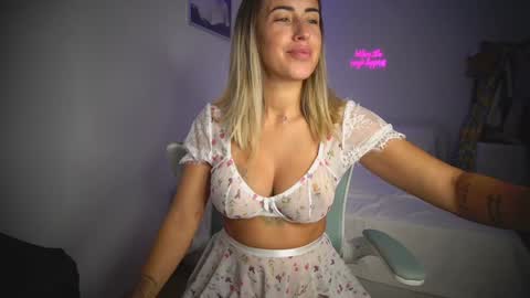 Snapshot of lunaink_ chatting on October 16, 9:54 am Laura online show from October 16, 9:54 am