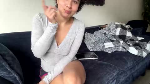 lunaloopzz online show from May 9, 2:22 pm