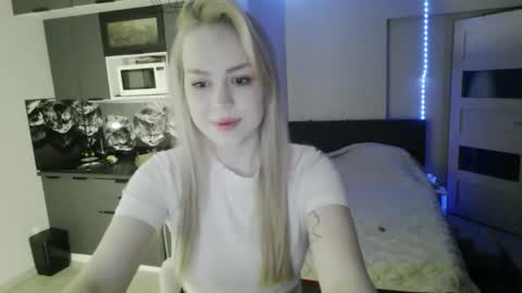 lunapeony online show from February 21, 11:39 pm