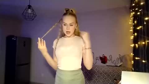 lunapeony online show from March 9, 2:54 pm