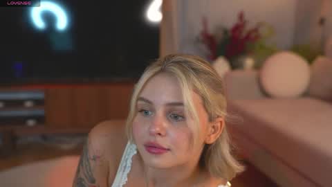 Snapshot of lunea_evienne_ chatting on May 2, 8:08 am Evi online show from May 2, 8:08 am