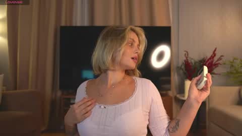 Snapshot of lunea_evienne_ chatting on May 5, 8:33 am Evi online show from May 5, 8:33 am