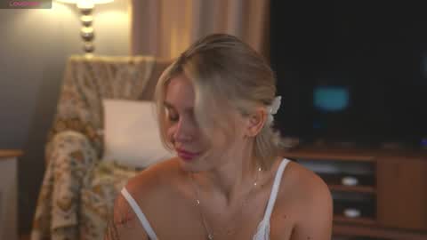 Snapshot of lunea_evienne_ chatting on May 6, 8:08 am Evi online show from May 6, 8:08 am