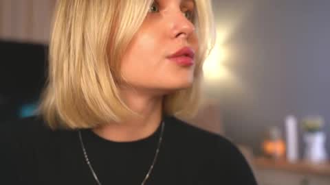 Snapshot of lunea_evienne_ chatting on May 10, 8:19 am Evi online show from May 10, 8:19 am