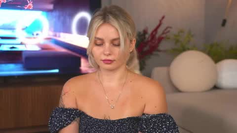 Snapshot of lunea_evienne_ chatting on May 16, 8:11 am Evi online show from May 16, 8:11 am