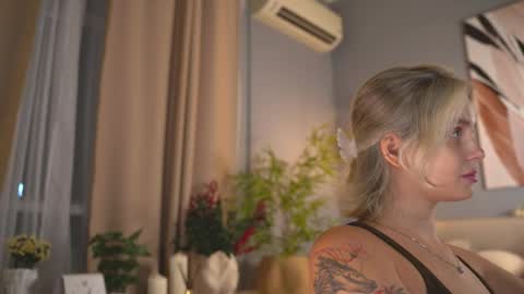 Snapshot of lunea_evienne_ chatting on May 23, 8:29 am Evi online show from May 23, 8:29 am