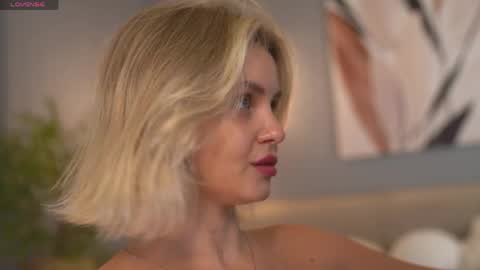 Snapshot of lunea_evienne_ chatting on May 26, 8:10 am Evi online show from May 26, 8:10 am