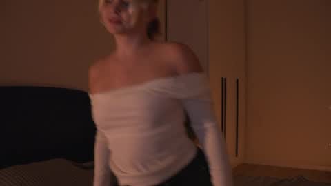 Snapshot of lunea_evienne_ chatting on June 6, 6:12 pm Evi online show from June 6, 6:12 pm