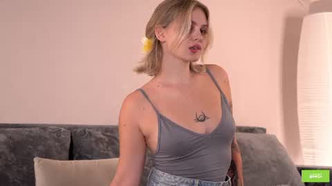 Snapshot of lunea_evienne_ chatting on July 28, 8:54 am Evi online show from July 28, 8:54 am