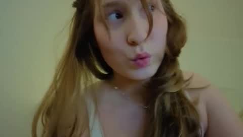 Snapshot of lunoria chatting on March 9, 9:41 pm lunoria online show from March 9, 9:41 pm
