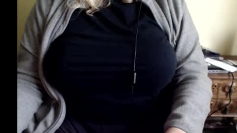 LunoviaXL online show from December 14, 4:01 pm