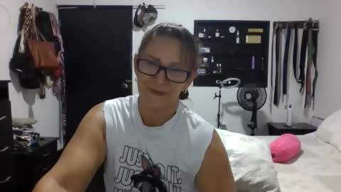 Snapshot of lupitavega_ chatting on February 6, 8:12 pm Lupita online show from February 6, 8:12 pm
