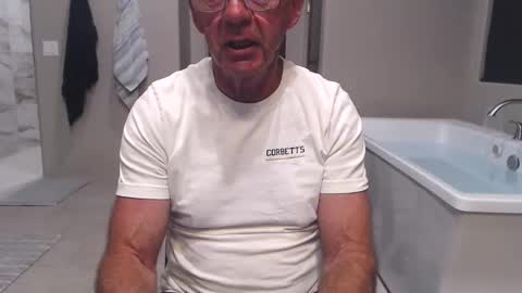 luv_missle online show from April 25, 6:38 am