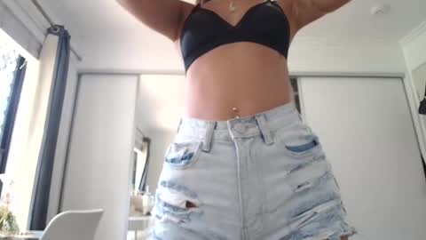 Snapshot of luvlivvyy chatting on January 9, 2:33 am Livvyy online show from January 9, 2:33 am