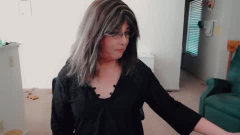 Snapshot of luvs2bbritney chatting on February 1, 7:01 pm Britney online show from February 1, 7:01 pm