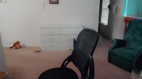 Snapshot of luvs2bbritney chatting on February 8, 5:16 pm Britney online show from February 8, 5:16 pm