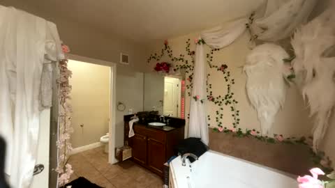 luvvlee online show from March 4, 5:46 am