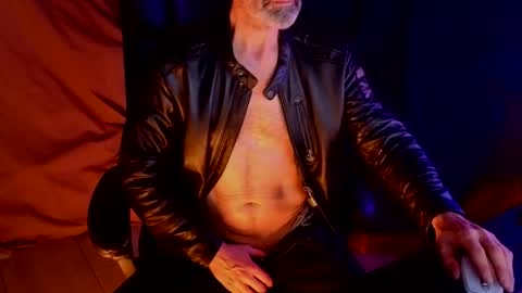 Snapshot of lux_dei chatting on February 1, 1:37 am Im a - CAMGUY YOU LIKE to FUCK online show from February 1, 1:37 am