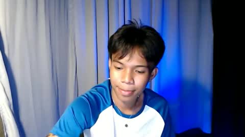 Snapshot of luxirfy_xx chatting on April 23, 7:49 pm luxirfy online show from April 23, 7:49 pm