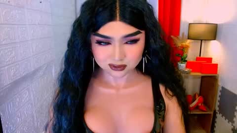 Snapshot of luxsasha chatting on February 10, 8:24 pm Sasha Blaire online show from February 10, 8:24 pm