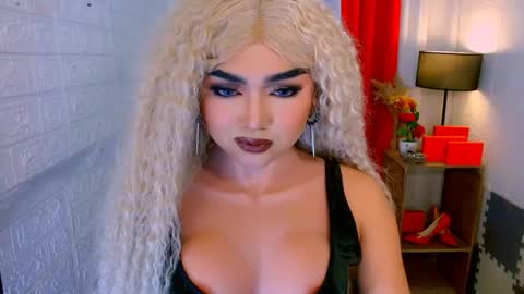 Snapshot of luxsasha chatting on February 17, 6:58 pm Sasha Blaire online show from February 17, 6:58 pm