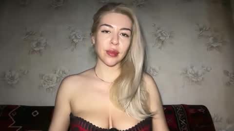 Snapshot of luxsonyastar chatting on May 6, 8:25 pm LuxSonyaStar online show from May 6, 8:25 pm