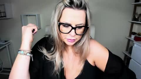 Snapshot of luxxx_diana chatting on December 13, 6:53 am Diana online show from December 13, 6:53 am