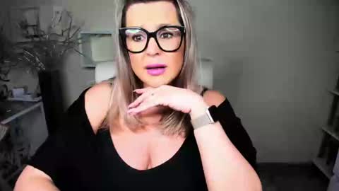 Snapshot of luxxx_diana chatting on December 14, 1:49 pm Diana online show from December 14, 1:49 pm