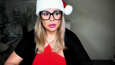 Snapshot of luxxx_diana chatting on December 17, 7:18 am Diana online show from December 17, 7:18 am