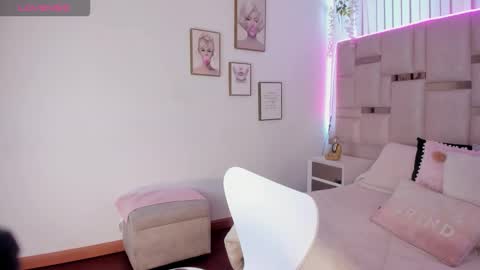 lya_brown online show from December 1, 12:21 pm