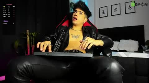 Snapshot of lylebennett_ chatting on June 28, 11:16 am Lyle Bennett Freelance Model online show from June 28, 11:16 am
