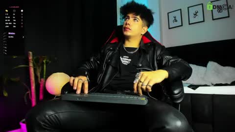 Snapshot of lylebennett_ chatting on June 30, 10:49 am Lyle Bennett Freelance Model online show from June 30, 10:49 am